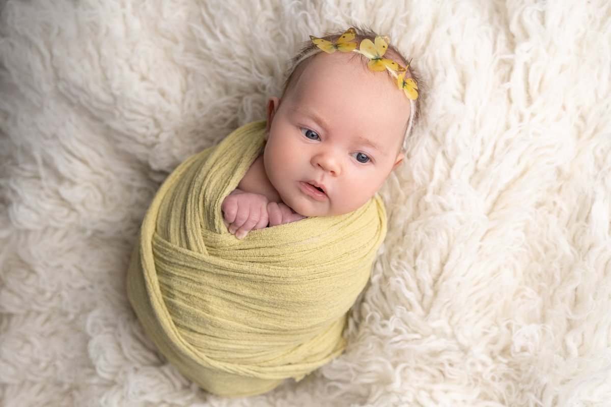 Фотосессия новорождённого в жёлтой накидке